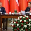 Prezydent RP Karol Nawrocki (P) i premier Donald Tusk (L) podczas posiedzenia Rady Gabinetowej w Pał