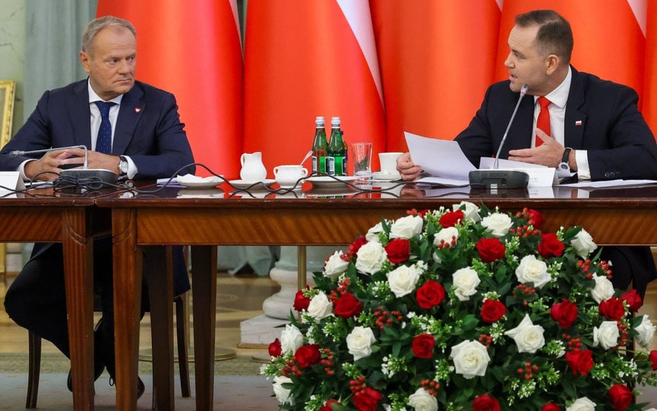 Prezydent RP Karol Nawrocki (P) i premier Donald Tusk (L) podczas posiedzenia Rady Gabinetowej w Pał