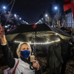 Wieszaki i pampersy na płocie Jarosława Kaczyńskiego. Zawieszono sześciu policjantów