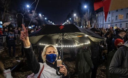 Wieszaki i pampersy na płocie Jarosława Kaczyńskiego. Zawieszono sześciu policjantów