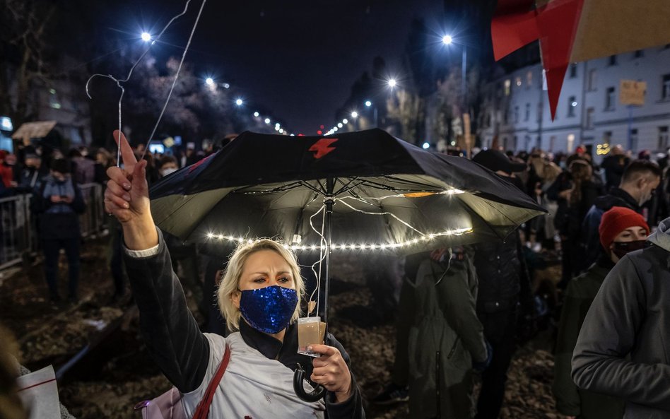 Wieszaki i pampersy na płocie Jarosława Kaczyńskiego. Zawieszono sześciu policjantów