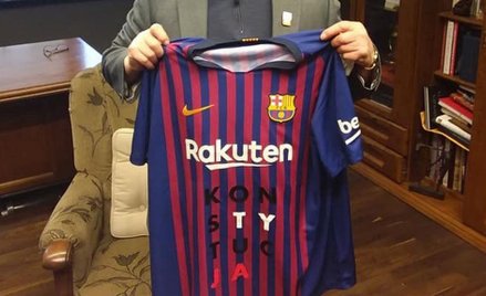 Wałęsa dostał koszulkę Barcelony. Sponsorem "Konstytucja"