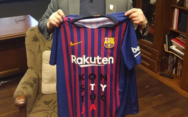 Wałęsa dostał koszulkę Barcelony. Sponsorem "Konstytucja"