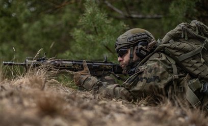 Polskie Siły Zbrojne liczą 215,9 tys. osób, ale raport nie wskazuje ilu jest rezerwistów, którzy mog