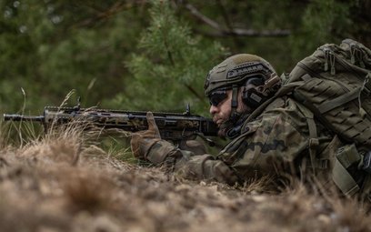 Polskie Siły Zbrojne liczą 215,9 tys. osób, ale raport nie wskazuje ilu jest rezerwistów, którzy mog