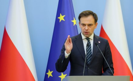 Minister finansów i gospodarki Andrzej Domański podczas konferencji prasowej po zakończonym posiedze