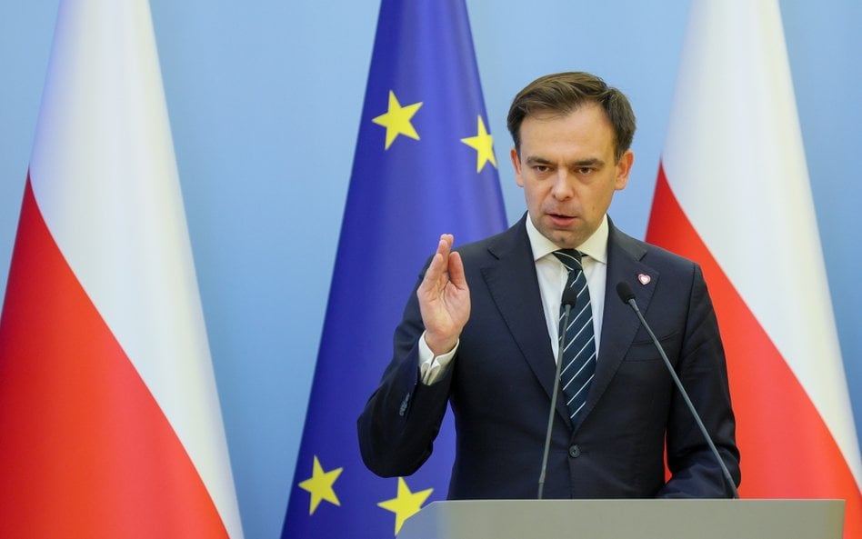 Minister finansów i gospodarki Andrzej Domański podczas konferencji prasowej po zakończonym posiedze