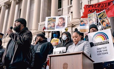 Przedstawiciele ruchu Black Lives Matter zorganizowali konferencję prasową przed gmachem sądu w Keno