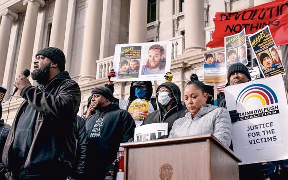 Przedstawiciele ruchu Black Lives Matter zorganizowali konferencję prasową przed gmachem sądu w Keno