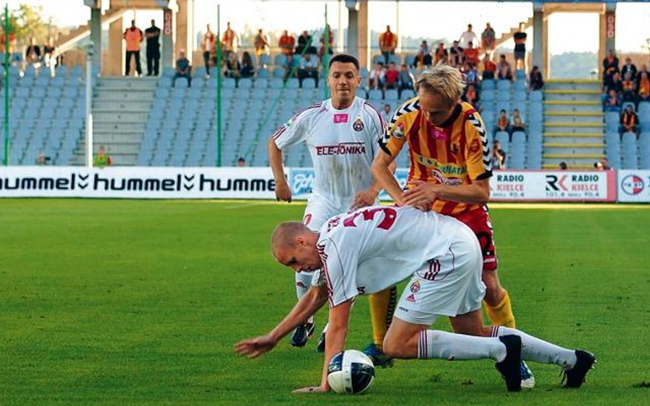 Korona Kielce – puste trybuny na stadionie lidera. Zdaniem fachowców, by je zapełnić, trzeba najpier