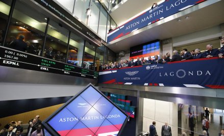 Aston Martin ostro zjeżdża