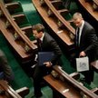 Nowi posłowie chodzili wczoraj po Sejmie z wyprawkami. Dostali m.in. konstytucję, pendrive i długopi