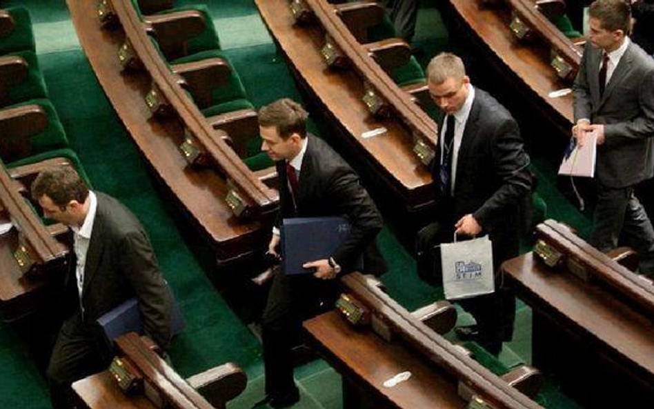 Nowi posłowie chodzili wczoraj po Sejmie z wyprawkami. Dostali m.in. konstytucję, pendrive i długopi