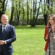 Premier Donald Tusk oraz minister rodziny, pracy i polityki społecznej Agnieszka Dziemianowicz-Bąk