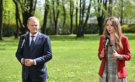 Premier Donald Tusk oraz minister rodziny, pracy i polityki społecznej Agnieszka Dziemianowicz-Bąk
