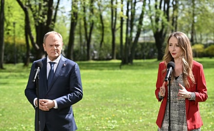 Premier Donald Tusk oraz minister rodziny, pracy i polityki społecznej Agnieszka Dziemianowicz-Bąk