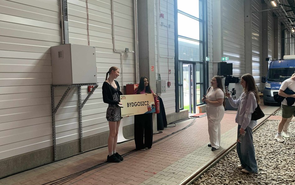 Kibice z Bydgoszczy pozują z transparentem