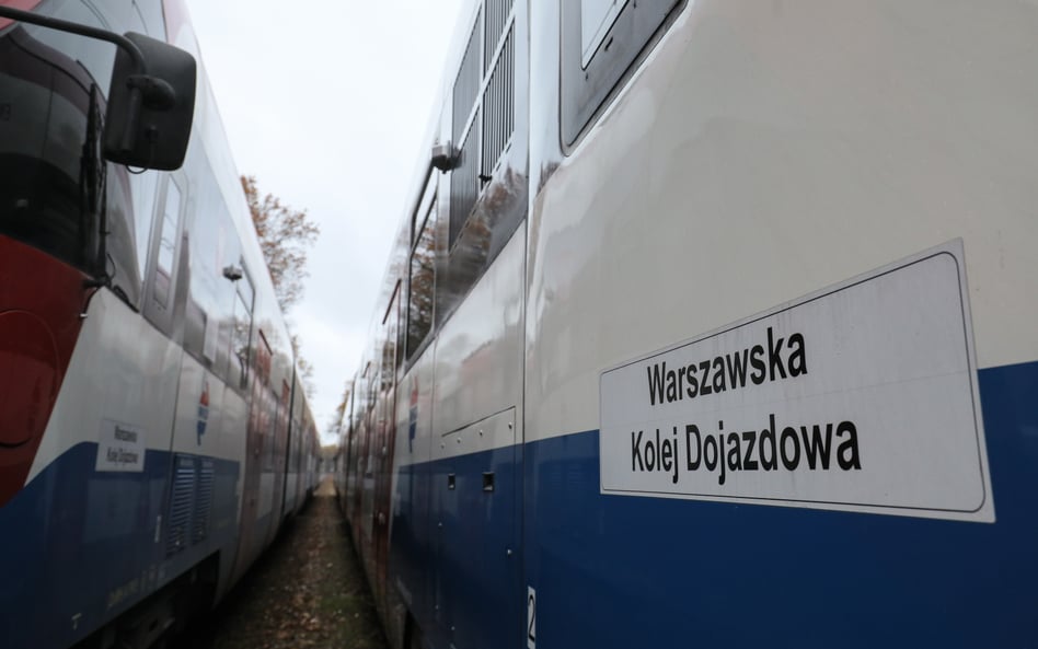 Poważny wypadek na przejeździe kolejowym w Komorowie pod Warszawą. Autobus zderzył się z pociągiem