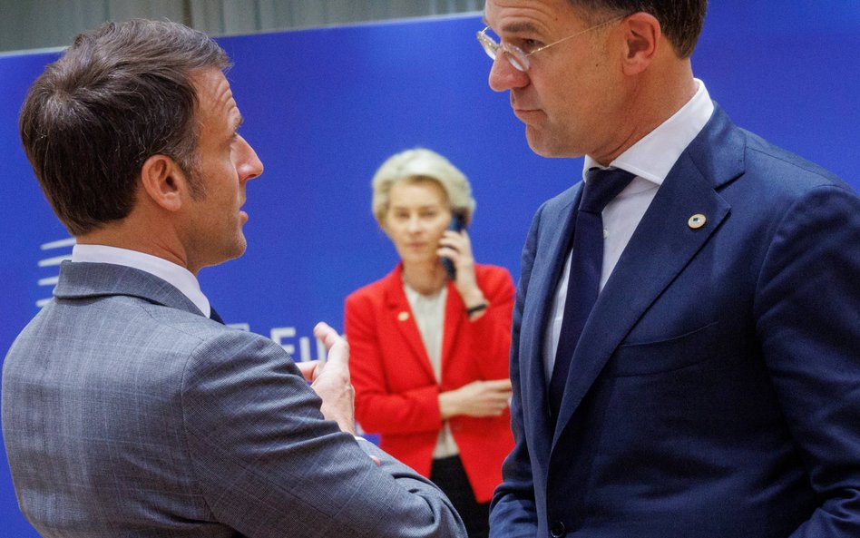 Mark Rutte (z prawej) zaapelował m.in. o „zniesienie barier” we współpracy europejskich przemysłów o