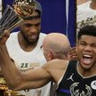 Giannis Antetokounmpo z pucharem dla MVP finałów NBA