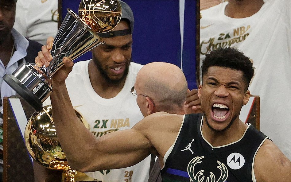 Giannis Antetokounmpo z pucharem dla MVP finałów NBA