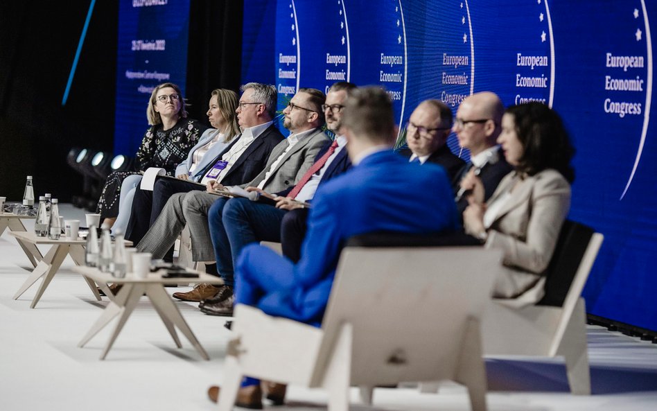 Uczestnicy debaty poświęconej wyzwaniom związanym z ESG w firmach