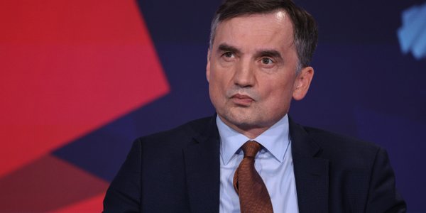 Sondaż: Wiemy, jak Polacy oceniają prośbę Zbigniewa Ziobry o azyl na Węgrzech