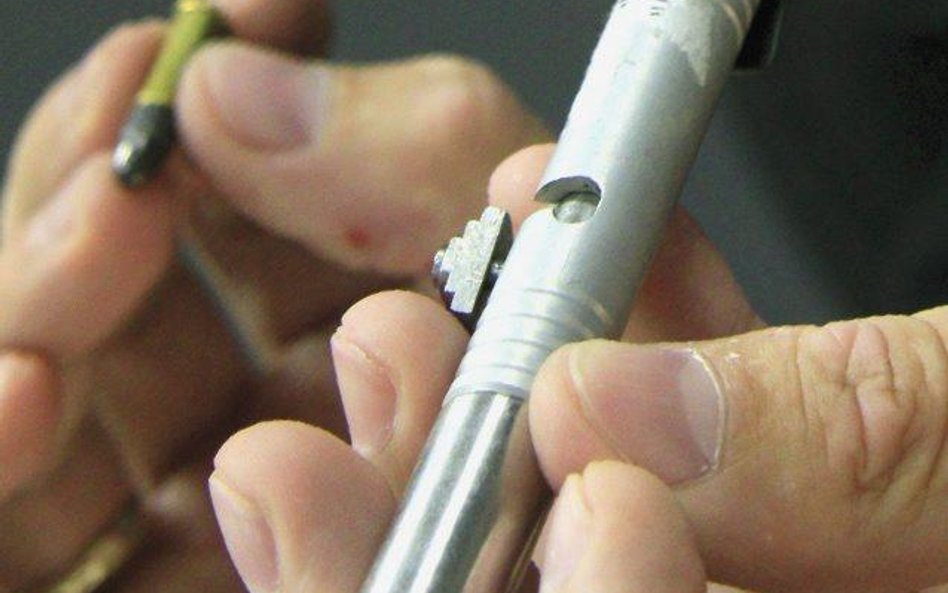 Kupiony na bazarze strzelający długopis był niewygodny w użyciu. To zapewne ocaliło życie mężowi Kry