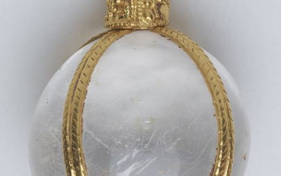 Przykład biżuterii z IX w., odnalezionej przez skazanych poszukiwaczy skarbów