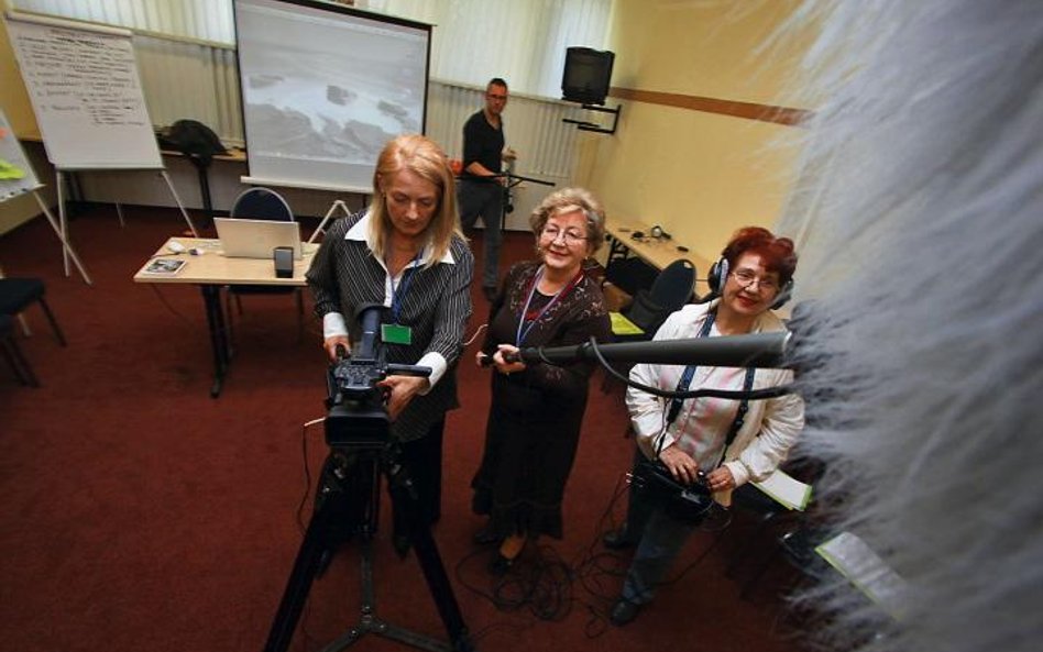 Studenci UTW na zajęciach filmowych