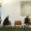 Sędziowie Paweł Rysiński (L), Marzanna Piekarska-Drążek (C) i Ewa Gregajtys (P) podczas rozprawy