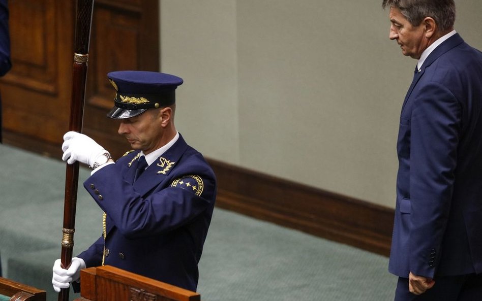 Sejm: Strażnicy otrzymali szable bez podstawy prawnej