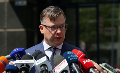 Rzecznik Prokuratury Krajowej Przemysław Nowak podczas briefingu prasowego przed siedzibą Prokuratur