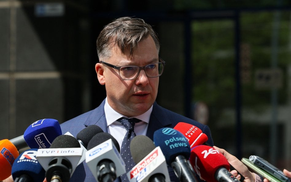 Rzecznik Prokuratury Krajowej Przemysław Nowak podczas briefingu prasowego przed siedzibą Prokuratur