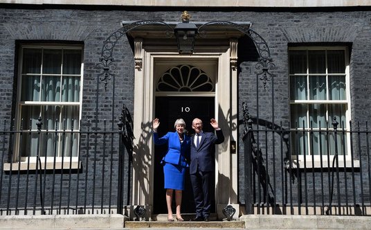 Theresa May i jej mąż Philip na progu Downing Street nr 10