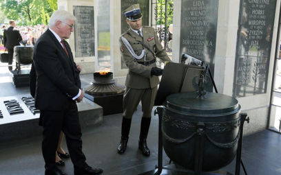 Prezydent Frank-Walter Steinmeier w piątek przy Grobie Nieznanego Żołnierza w Warszawie.
