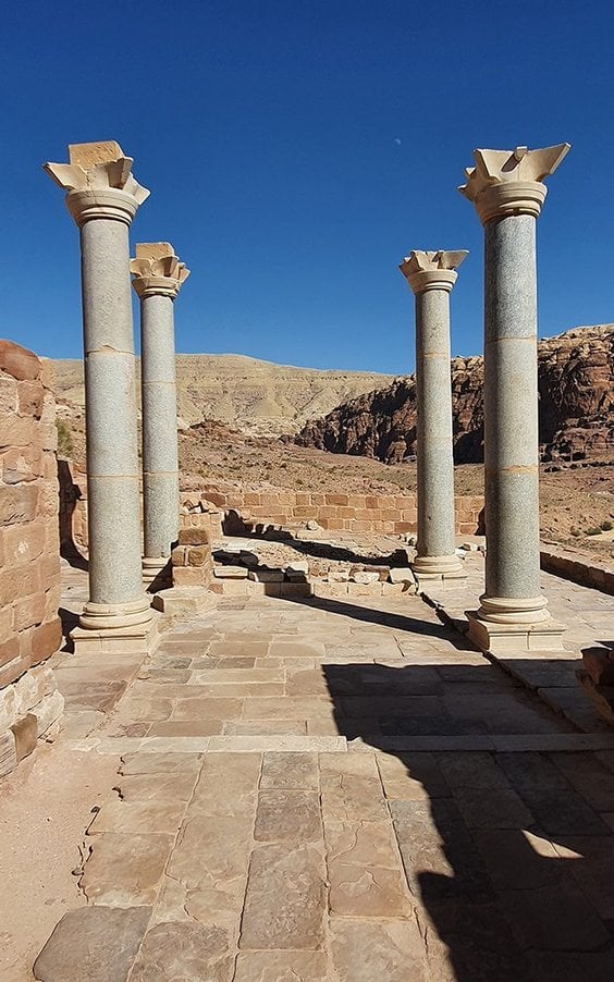 Granitowe kolumny w kościele w Petrze. Fot. Mariusz Gwiazda