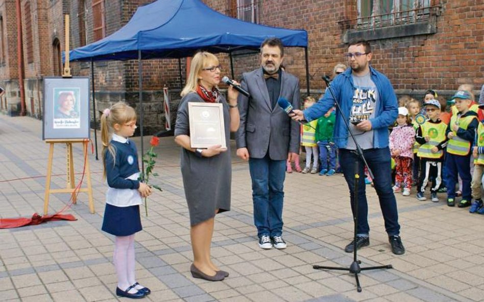 Ewa Chotomska, którą widzowie pamiętają jako Ciotkę Klotkę z Tik-Taka – odsłoniła w alei Kawalerów O