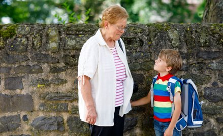 Czy babcia opiekująca się wnukiem może liczyć na 800+ i 300+? NSA odpowiedział