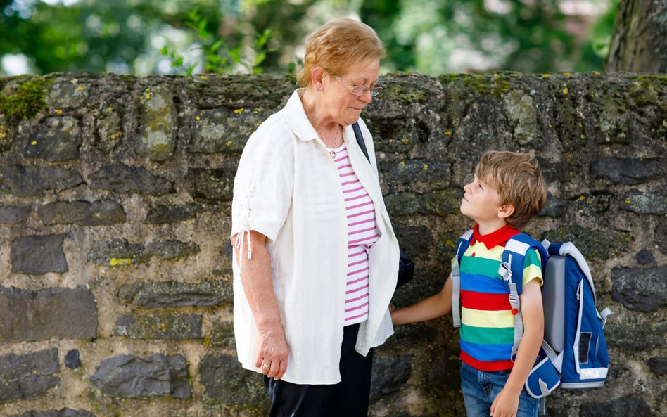 Czy babcia opiekująca się wnukiem może liczyć na 800+ i 300+? NSA odpowiedział