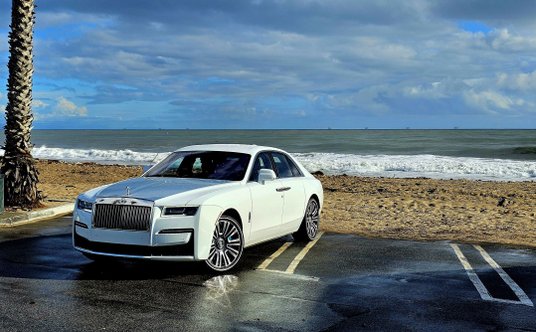 Rolls-Royce Ghost nad oceanem