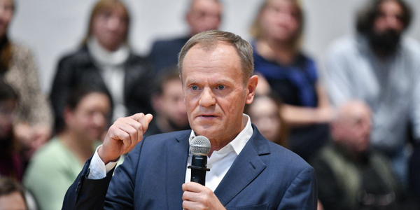 Donald Tusk: Rządzący w Polsce przypominają ajatollahów w turbanach