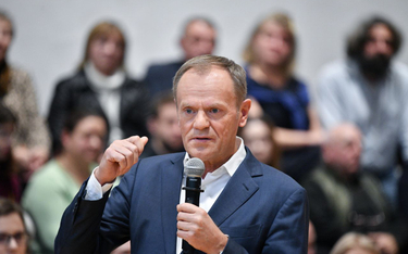 Donald Tusk: Rządzący w Polsce przypominają ajatollahów w turbanach