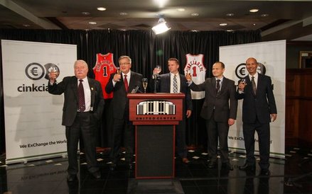 Chicago Bulls ogłasza 7-letnią współpracę z Cinkciarz.pl. Na zdj. od lewej: Lech Wałęsa, były prezyd
