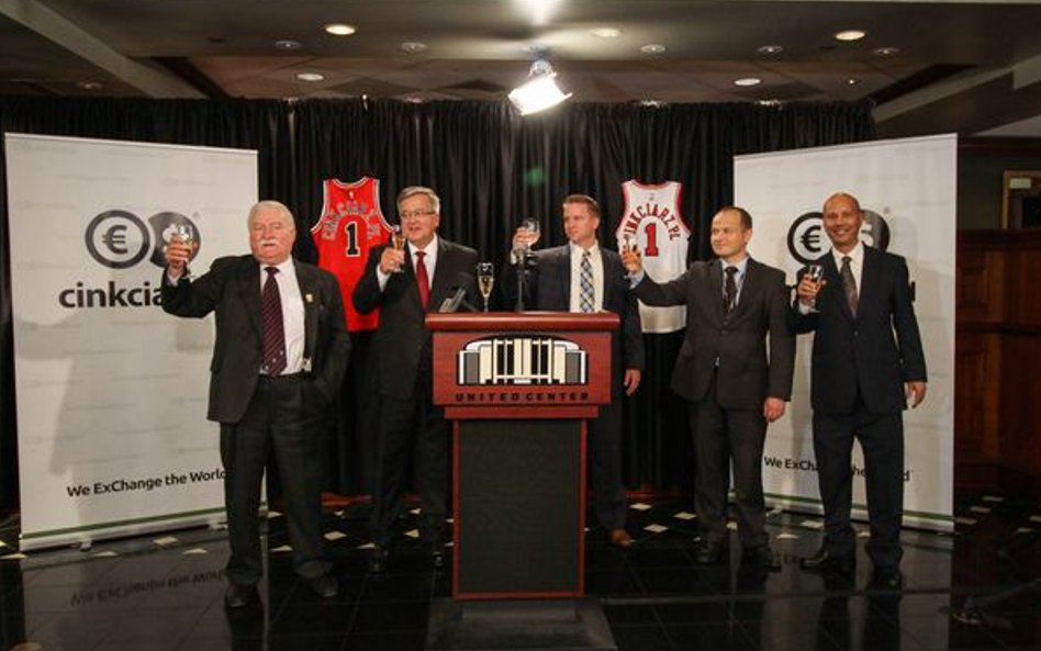 Chicago Bulls ogłasza 7-letnią współpracę z Cinkciarz.pl. Na zdj. od lewej: Lech Wałęsa, były prezyd