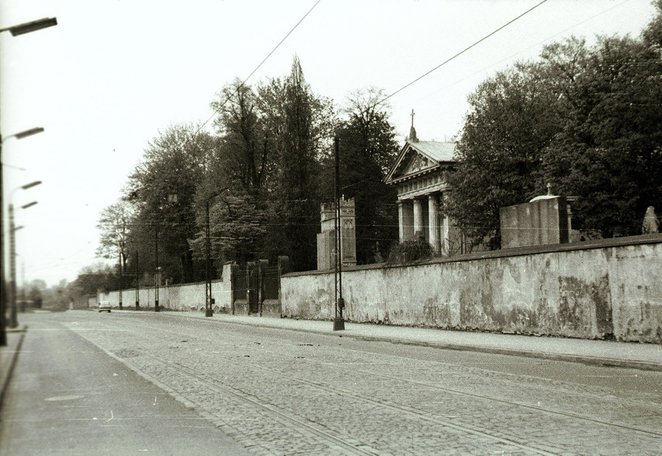 Mur przy Młynarskiej w latach 60. XX wieku Dziś tak samo odgradza cmentarz ewangelicki