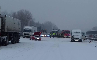 Na A4 w Zabrzu zderzyło się siedem samochodów. Autostrada w kierunku Wrocławia jest zablokowana.