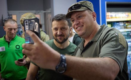 Wołodymyr Zełenski pozuje do zdjęcia