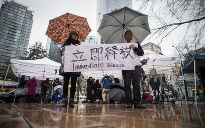 Chińczycy protestują 11 grudnia przed sądem w Vancouver po zatrzymaniu wiceprezes Huawei