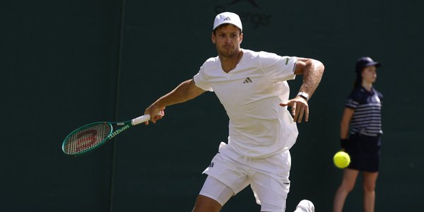 Wimbledon: Hubert Hurkacz znów wygrywa w trzech setach